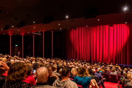 Publiek voor aanvang Wim Sonneveld zaal theater DeLaMar
